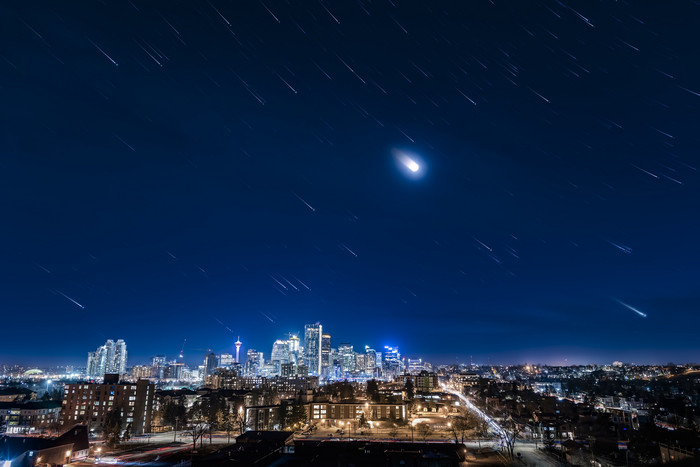 繁华城市上空划过的流星