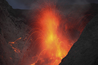 爆发火山熔浆摄影插图