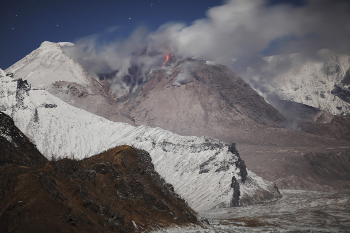 火山口烟雾摄影插图