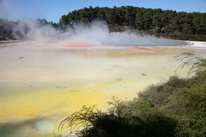 火山湖泊风景摄影图