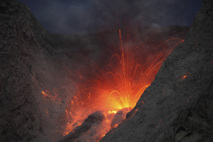 火山迸发熔岩摄影插图