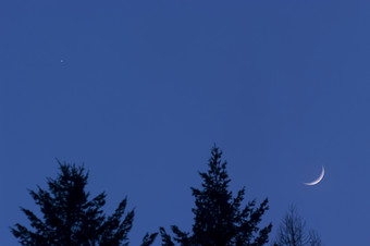 傍晚的月亮风景图
