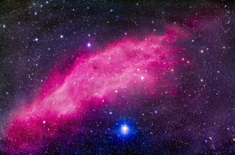宇宙里的一片紫色星云