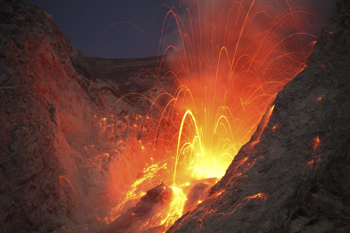 活跃火山爆发摄影插图