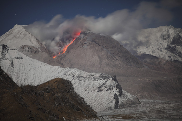 火山喷发风景摄影插图
