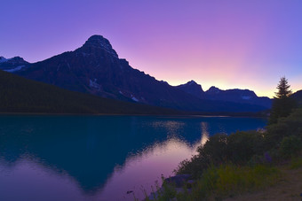蓝紫色晨曦中的一片山脉