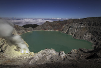 火山湖泊摄影风景图