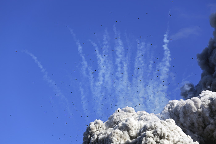 火山灾害爆发烟雾摄影图