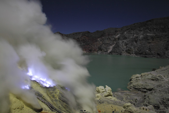 黑夜火山口湖泊摄影插图