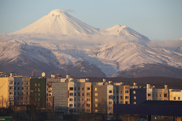 城市山峰摄影插图