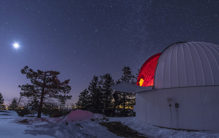 星空雪地房屋风景插图