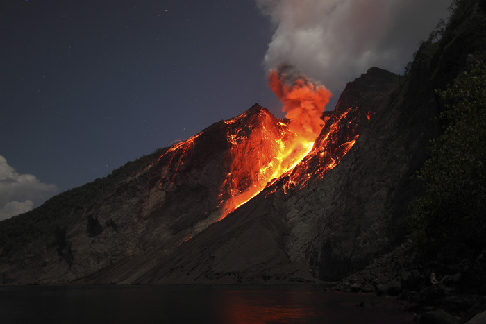 火山爆发熔岩摄影插图