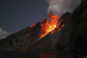 火山<strong>爆发熔岩</strong>摄影插图