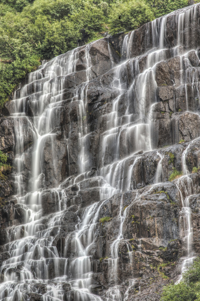 山岩瀑布风景摄影插图