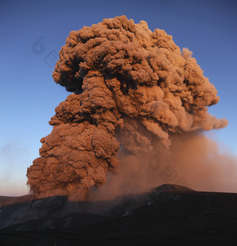 火山爆发烟雾<strong>灾害</strong>插图