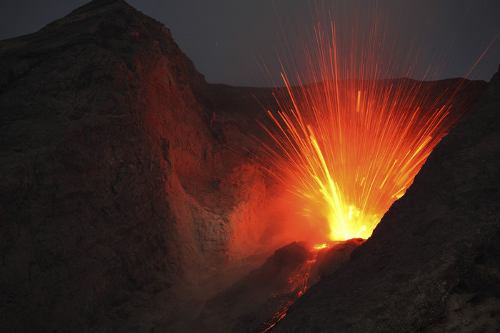 火山大爆发摄影风景插图