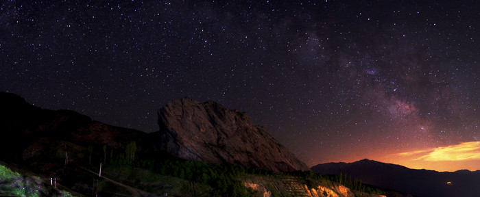 远处天边的美丽夕阳夜景