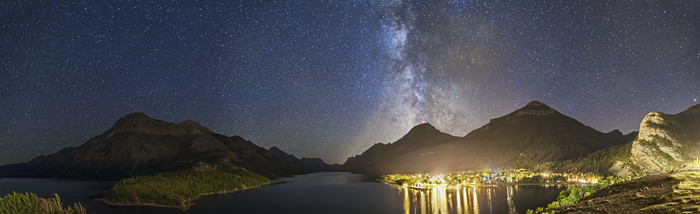 夜晚星空下发光的湖泊