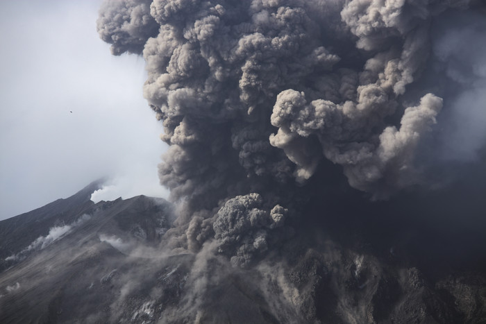 火山大爆发灾害摄影插图