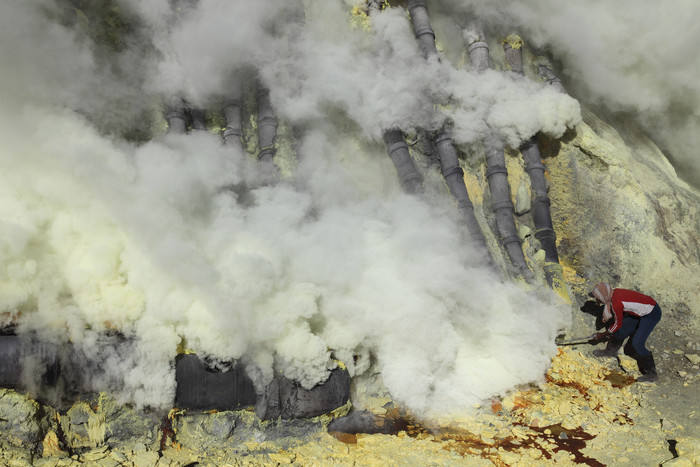 硫质喷气孔取样摄影插图