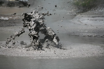 爆发泥浆摄影插图