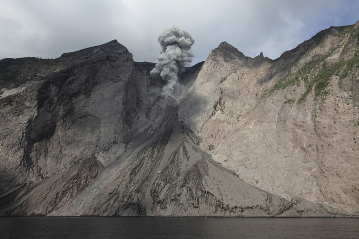 活跃的火山摄影风景插图