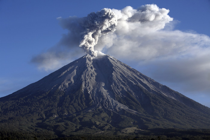 火山口烟雾风景摄影图