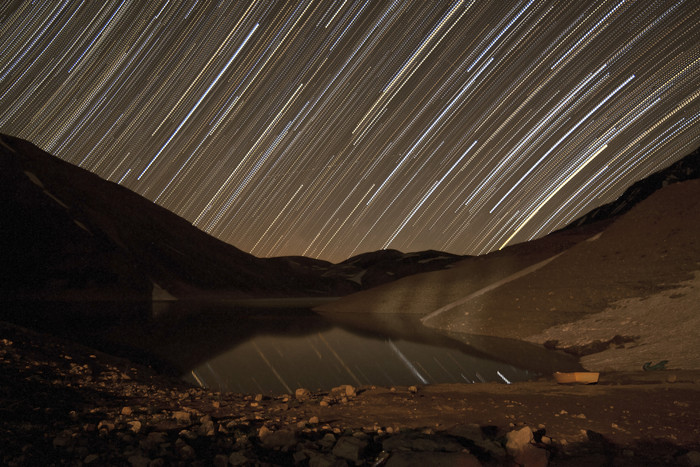 空旷湖泊上方的大型流星雨