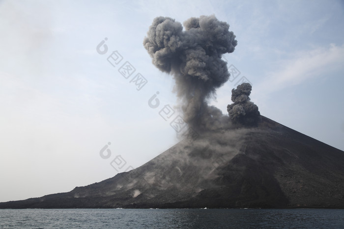 火山迸发烟雾摄影图