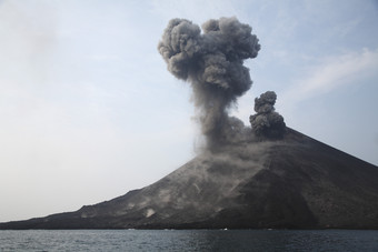 火山迸发烟雾摄影图