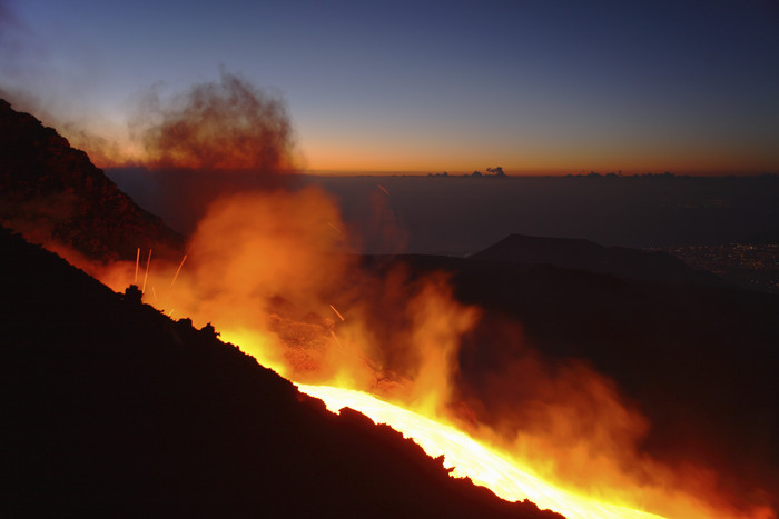 火山熔浆熔岩熔流摄影插图