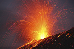 火山迸发岩浆烟火摄影插图