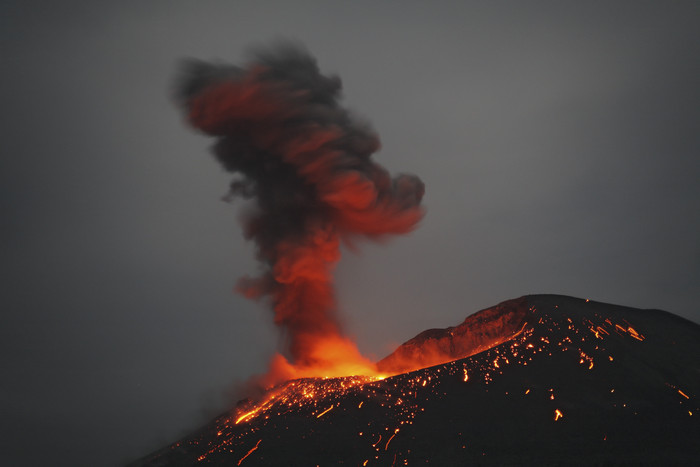 火山大爆发熔浆摄影插图