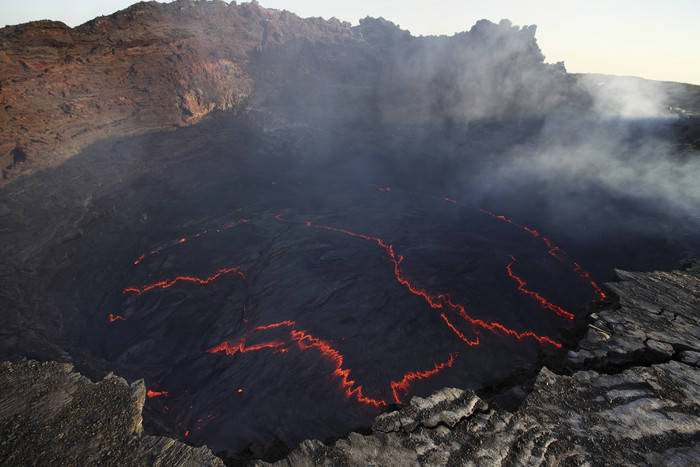 火山熔岩湖泊摄影插图