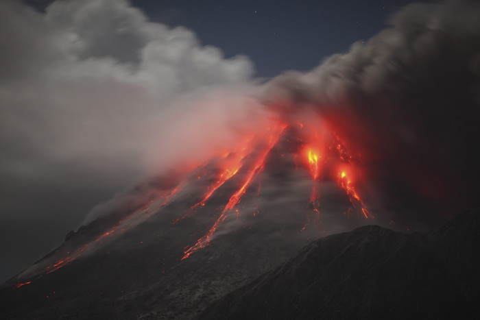 火山喷发熔岩摄影图