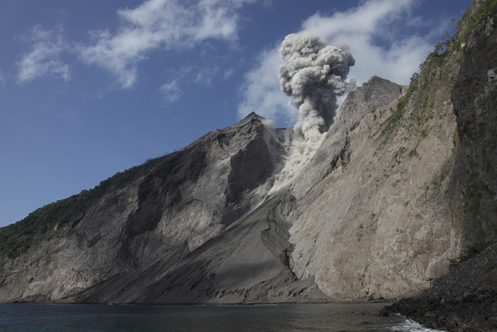 活跃的火山摄影插图