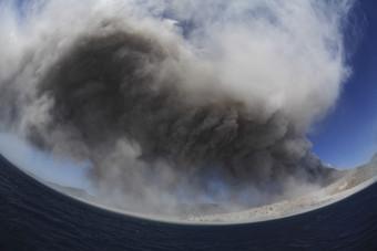 火山迸发烟雾摄影风景图