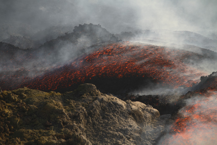 火山熔浆浆流摄影图