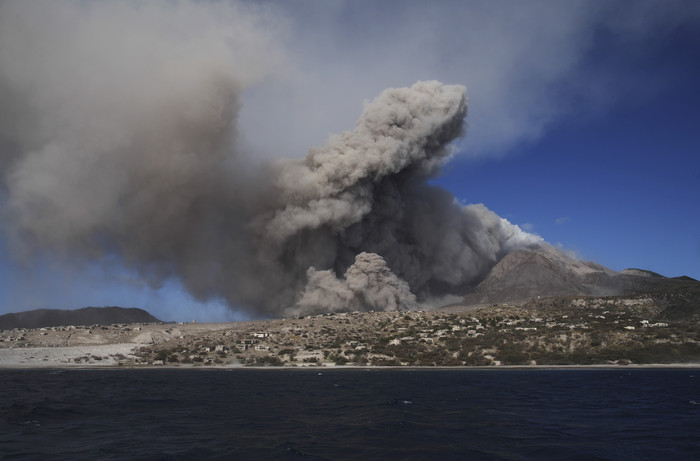 火山爆发烟雾浓烟插图