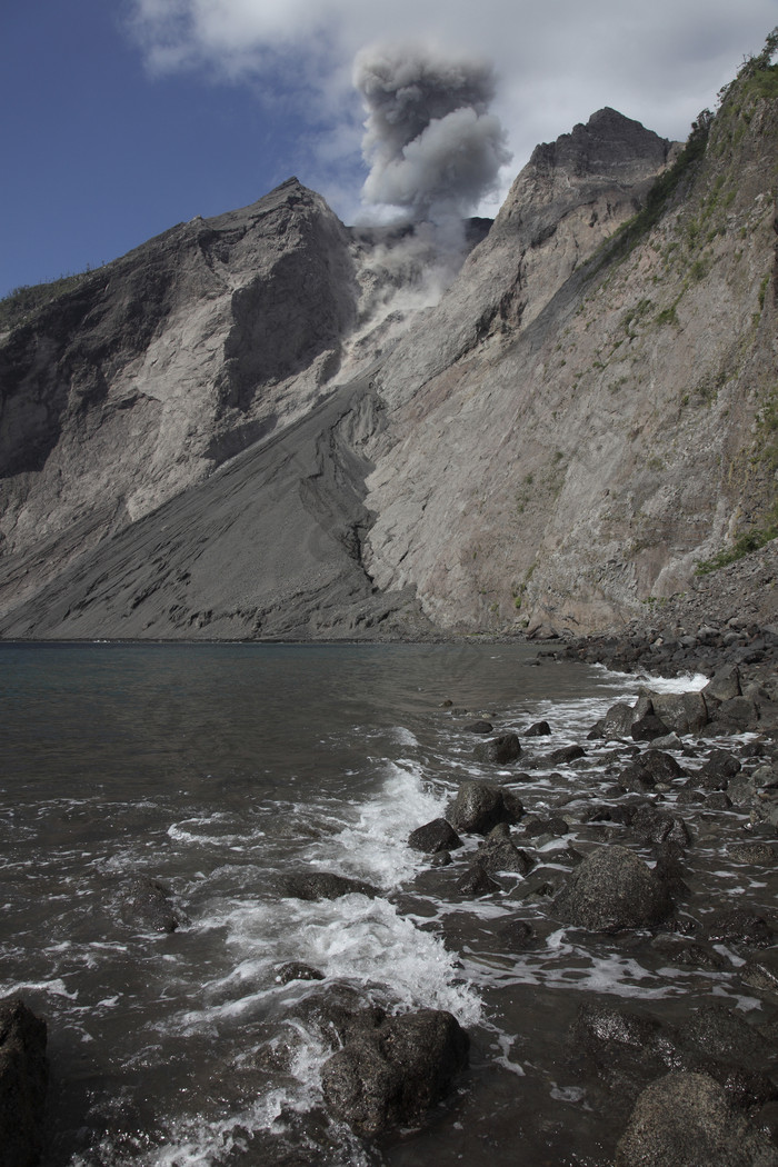 火山旁的湖泊摄影插图