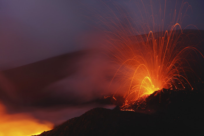 夜晚火山爆发摄影插图