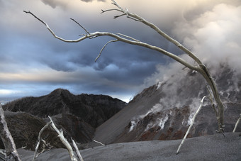 火山烟雾喷发摄影风景图