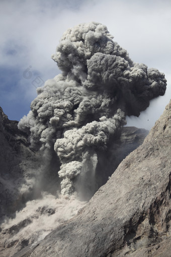 活跃火山<strong>迸发</strong>摄影图