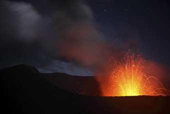 火山爆发熔浆风景插图