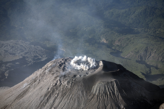 火山山峰摄影插图