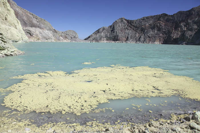 火山坑淡水湖摄影图