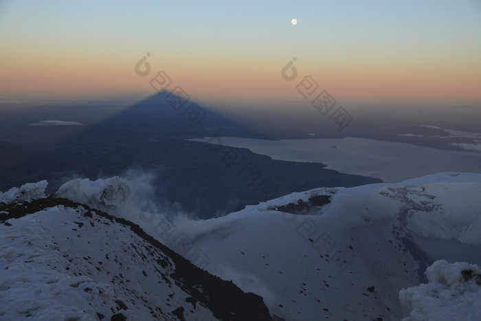 山峰悬崖黄昏风景摄影插图