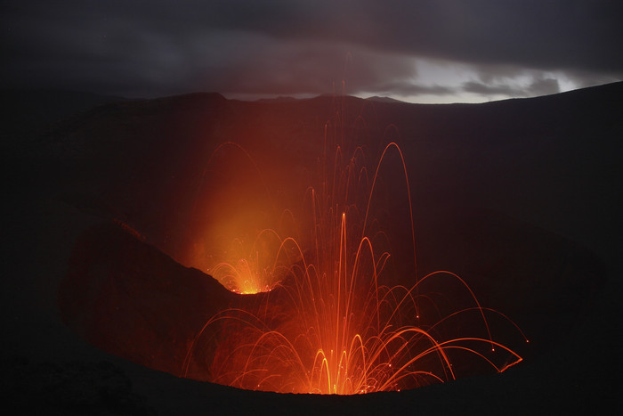 火山熔浆爆发喷发摄影图