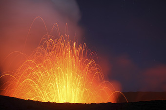 黑夜火山爆发熔岩摄影插图
