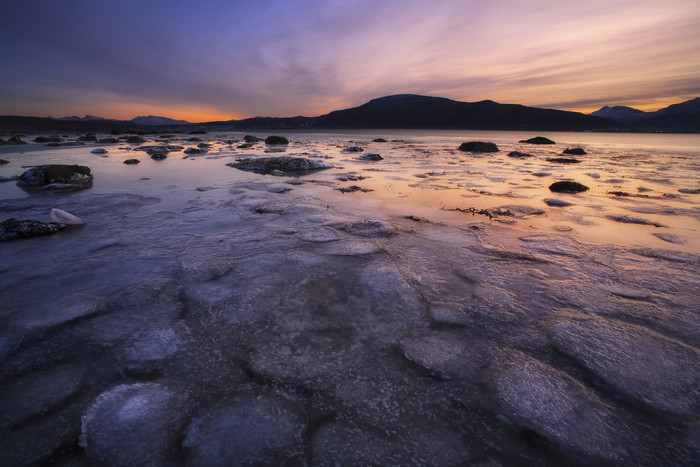 夕阳下的长曝光河流